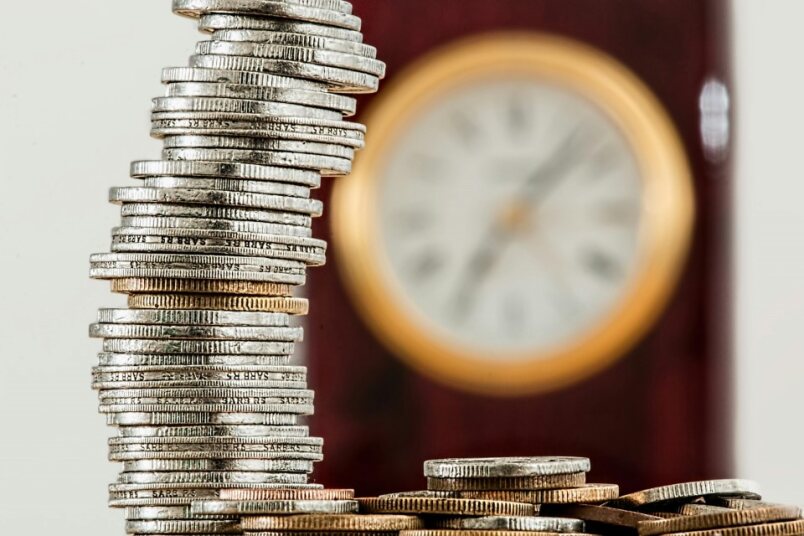 Brain icon next to a growing pile of coins